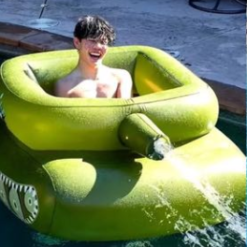Rotating pool tank with water gun